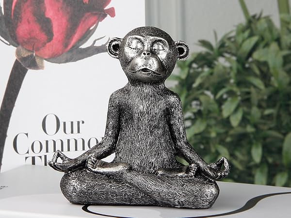 Figurka małpy w pozie jogi