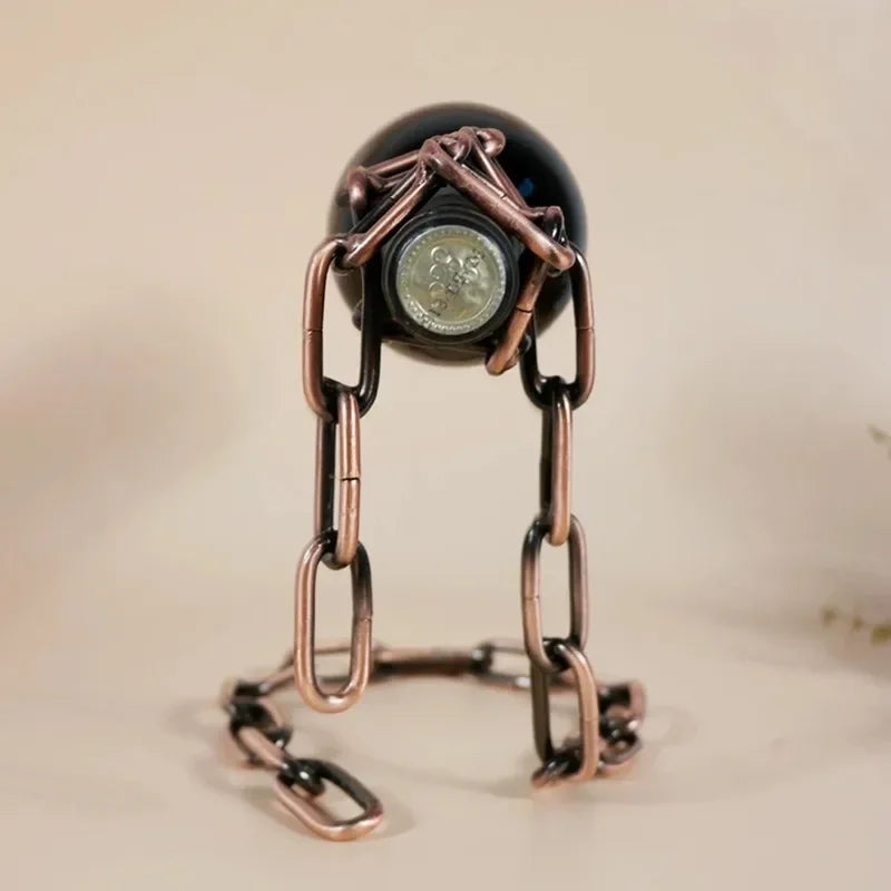 Stojak na wino z wiszącym łańcuchem