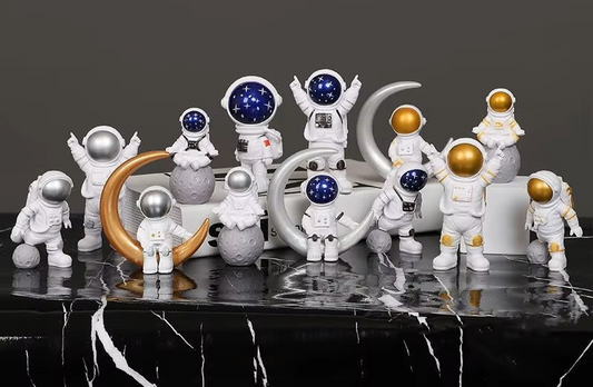 Zestaw 4 figur astronautów, dekoracja biurkowa, zabawka edukacyjna