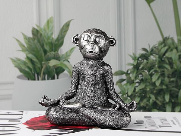 Figurka małpy w pozie jogi