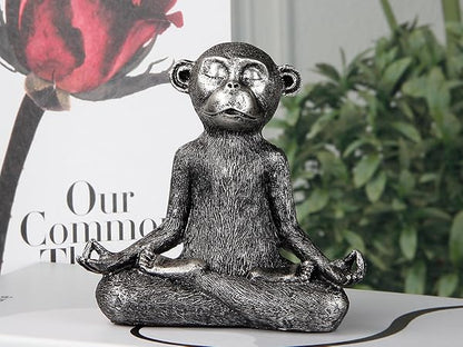 Figurka małpy w pozie jogi