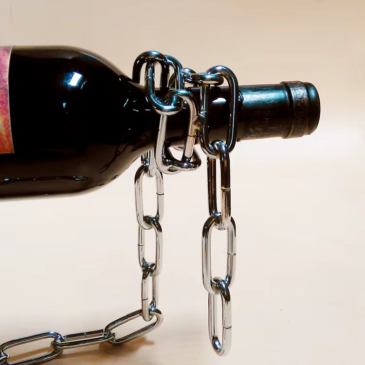 Stojak na wino z wiszącym łańcuchem