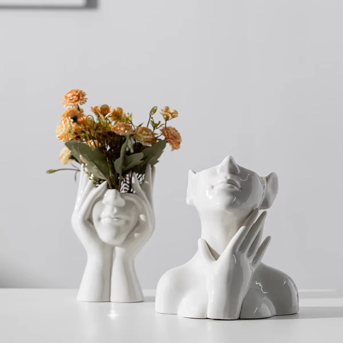 Wazon ceramiczny z motywem ludzkiej twarzy