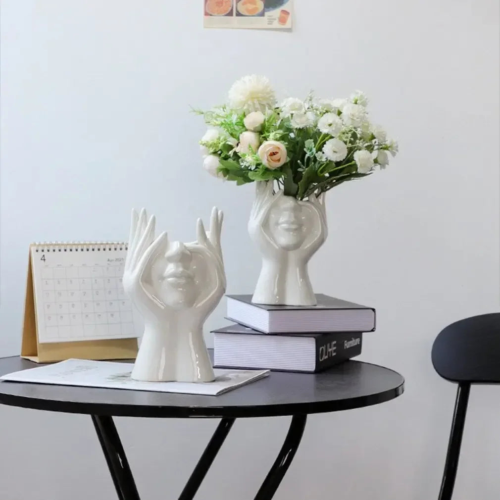 Wazon ceramiczny z motywem ludzkiej twarzy