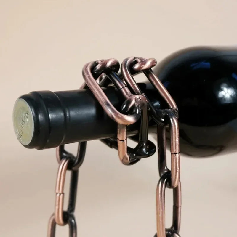 Stojak na wino z wiszącym łańcuchem