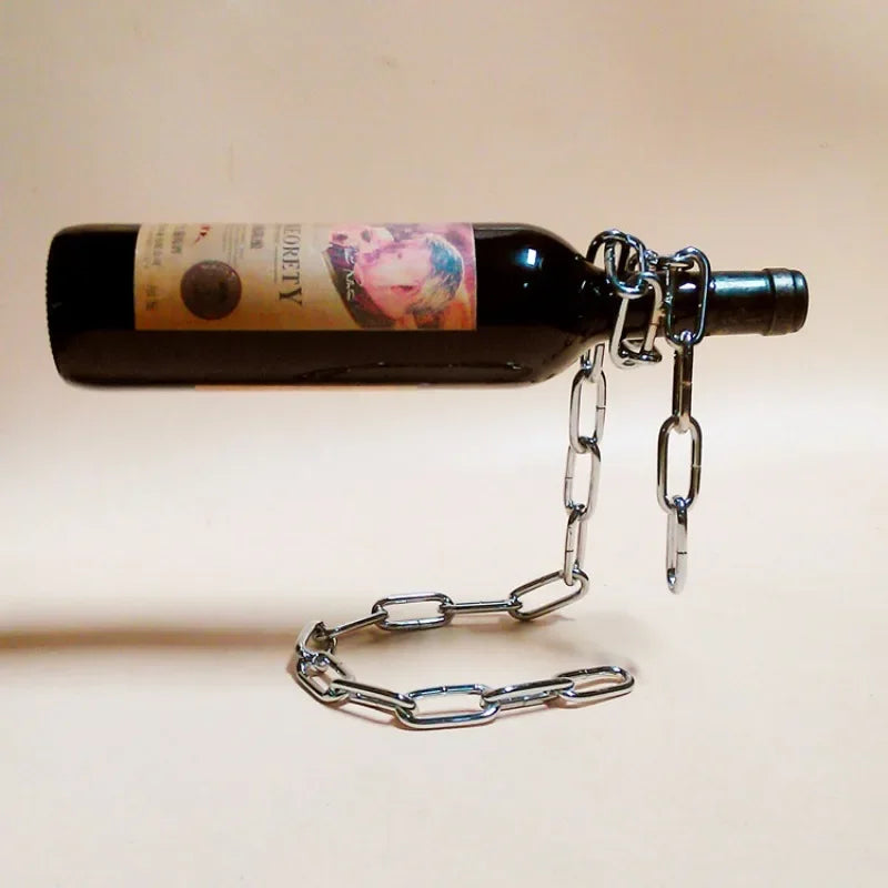 Stojak na wino z wiszącym łańcuchem