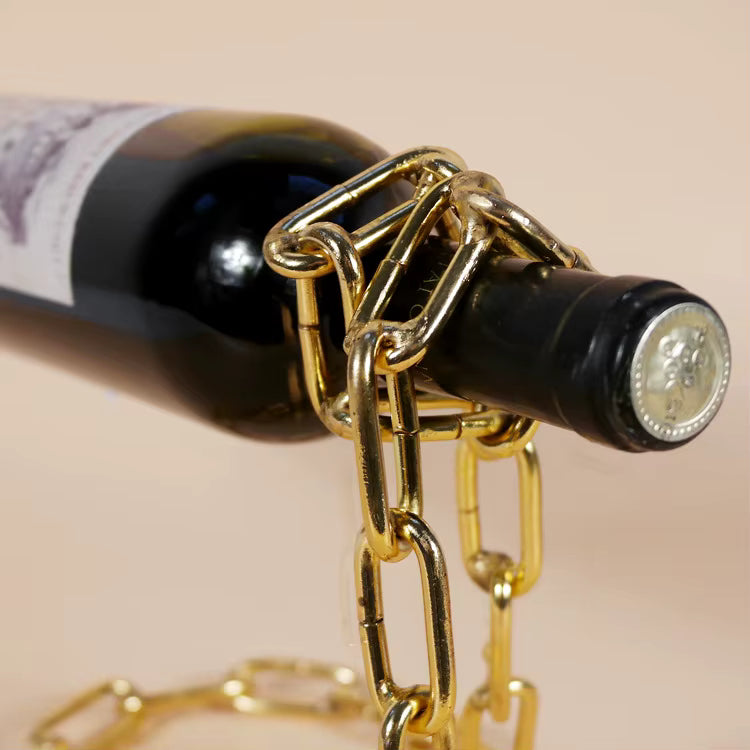 Stojak na wino z wiszącym łańcuchem
