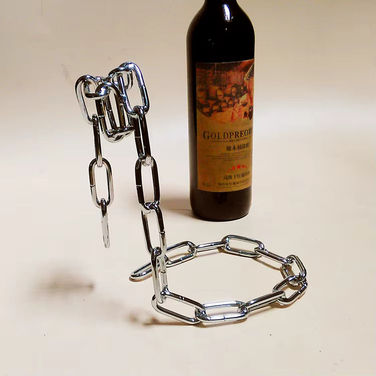 Stojak na wino z wiszącym łańcuchem