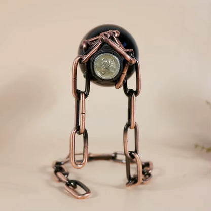 Stojak na wino z wiszącym łańcuchem