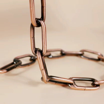 Stojak na wino z wiszącym łańcuchem