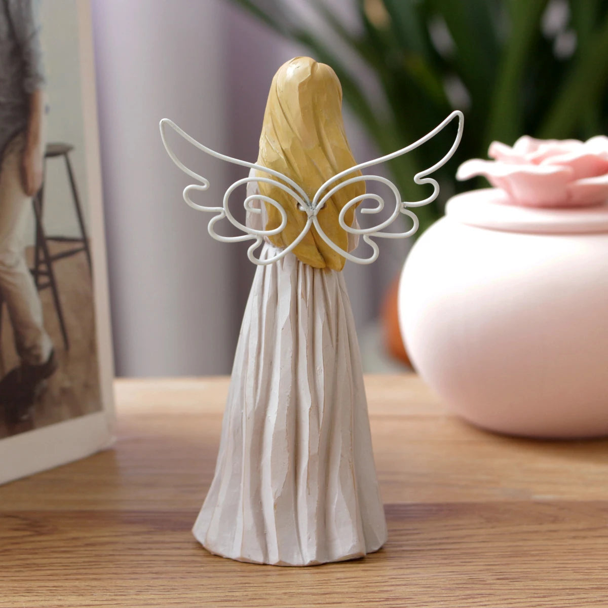 Figurka anioła z żywicy