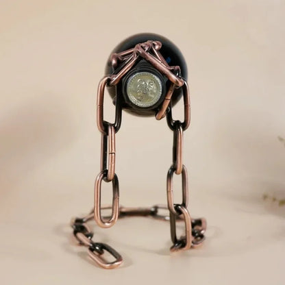 Stojak na wino z wiszącym łańcuchem