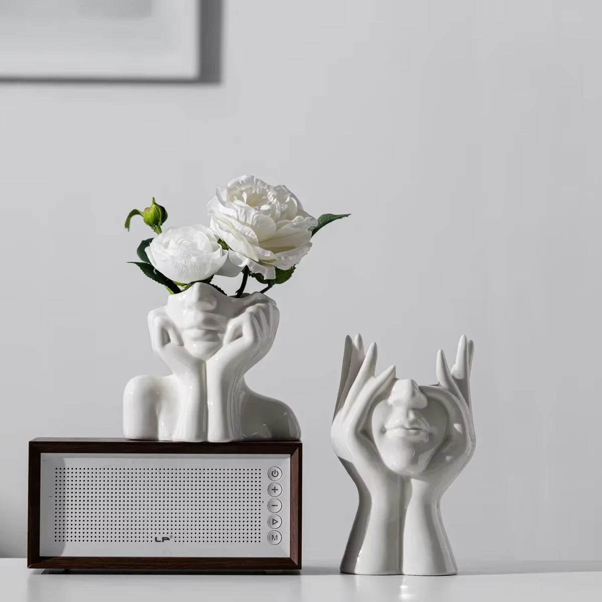 Wazon ceramiczny z motywem ludzkiej twarzy