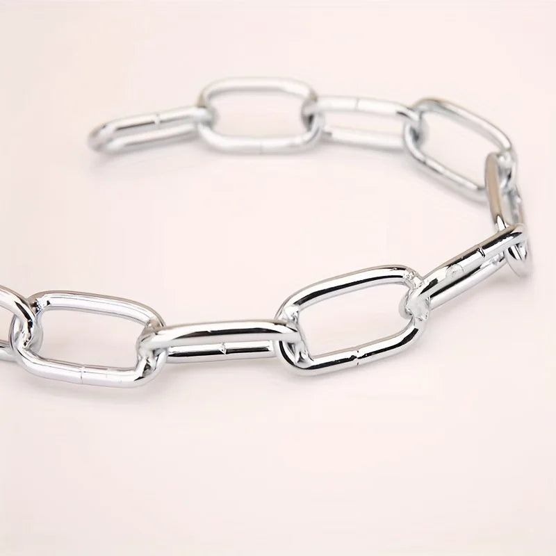 Stojak na wino z wiszącym łańcuchem