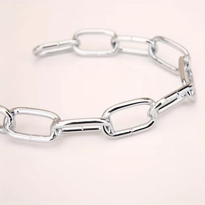 Stojak na wino z wiszącym łańcuchem