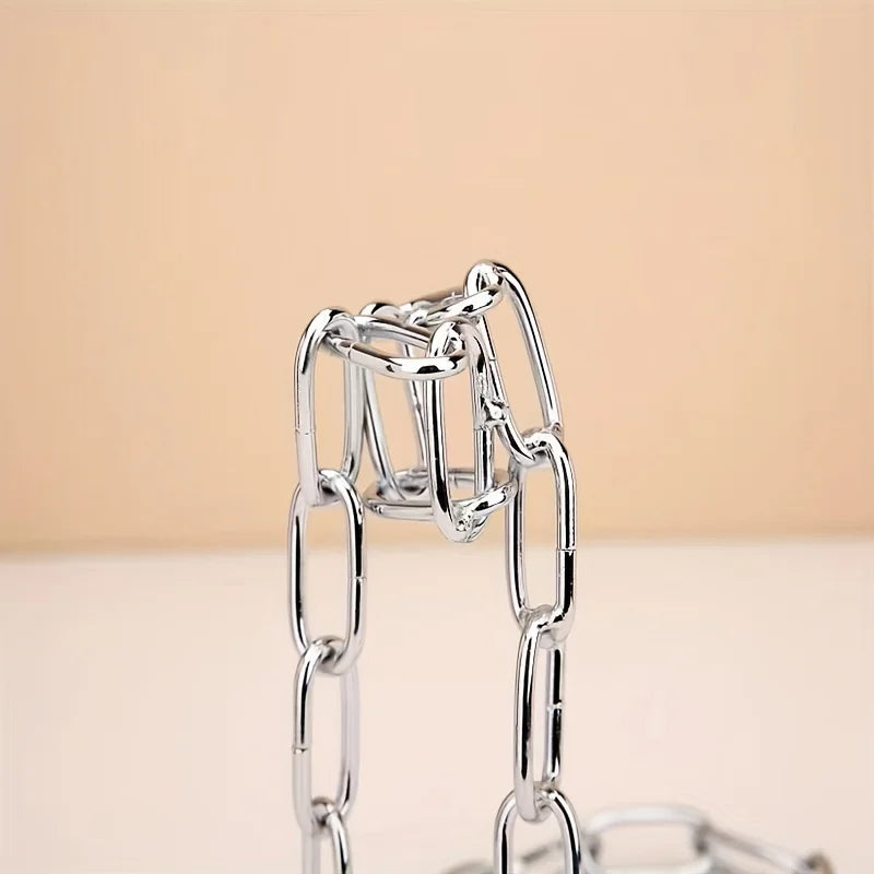 Stojak na wino z wiszącym łańcuchem