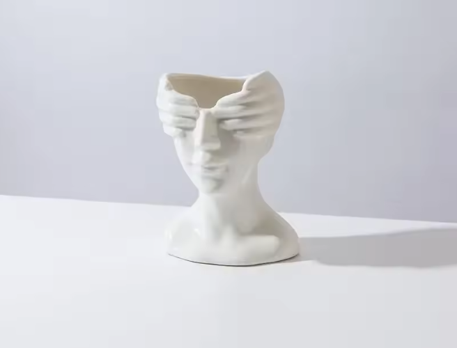 Wazon ceramiczny z motywem ludzkiej twarzy