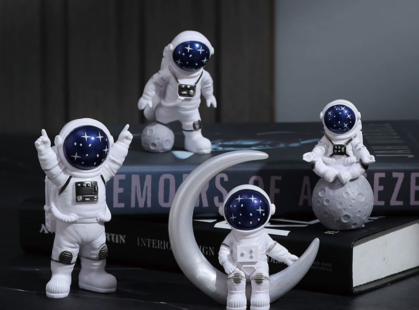 Zestaw 4 figur astronautów, dekoracja biurkowa, zabawka edukacyjna
