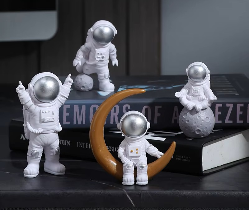 Zestaw 4 figur astronautów, dekoracja biurkowa, zabawka edukacyjna