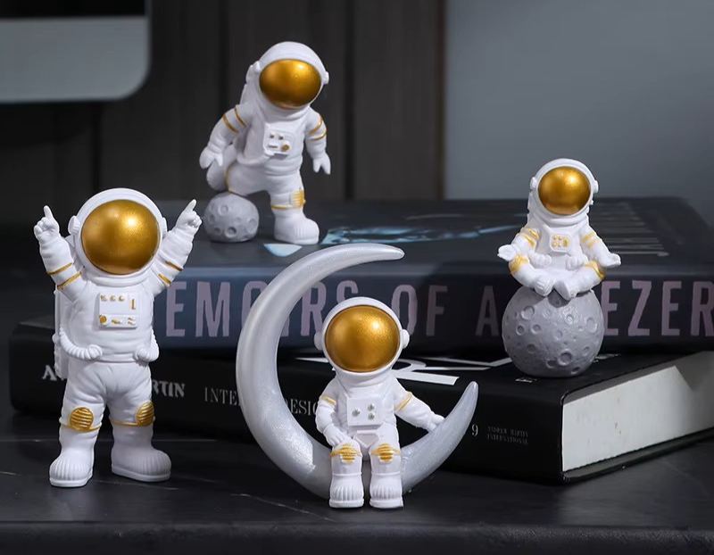 Zestaw 4 figur astronautów, dekoracja biurkowa, zabawka edukacyjna