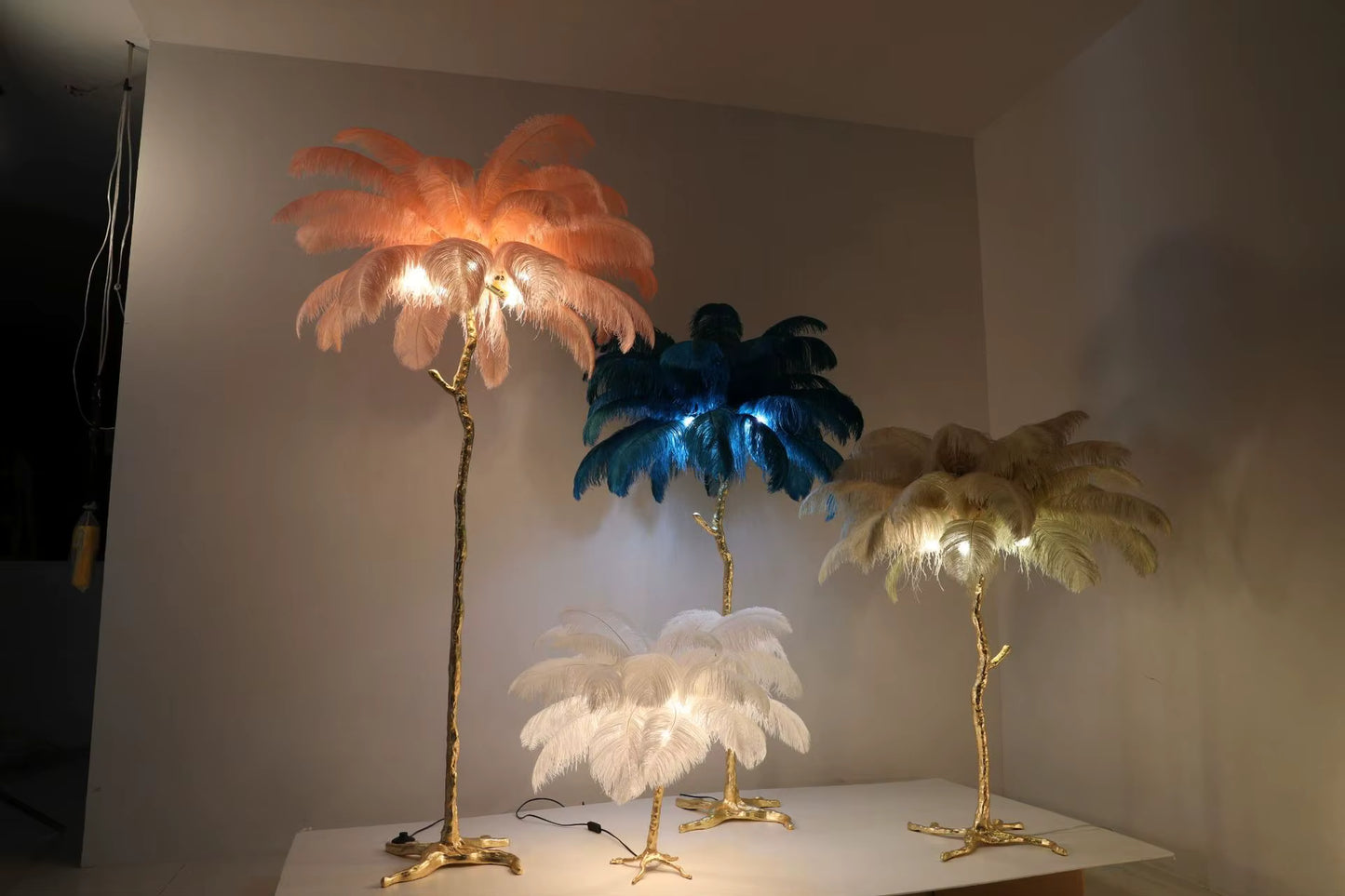 Luksusowa lampa stojąca piórkowa